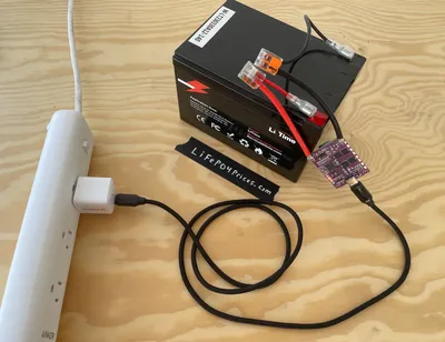 USB-C wall charger connected to a 12V 12Ah LiFePO4 battery using a IP2368 module