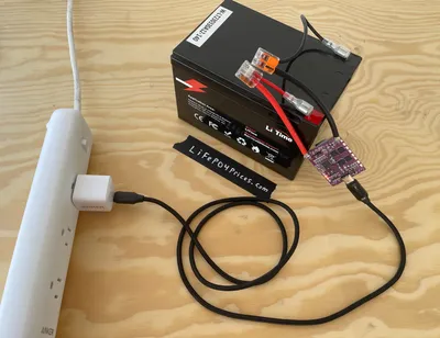 USB-C wall charger connected to a 12V 12Ah LiFePO4 battery using a IP2368 module